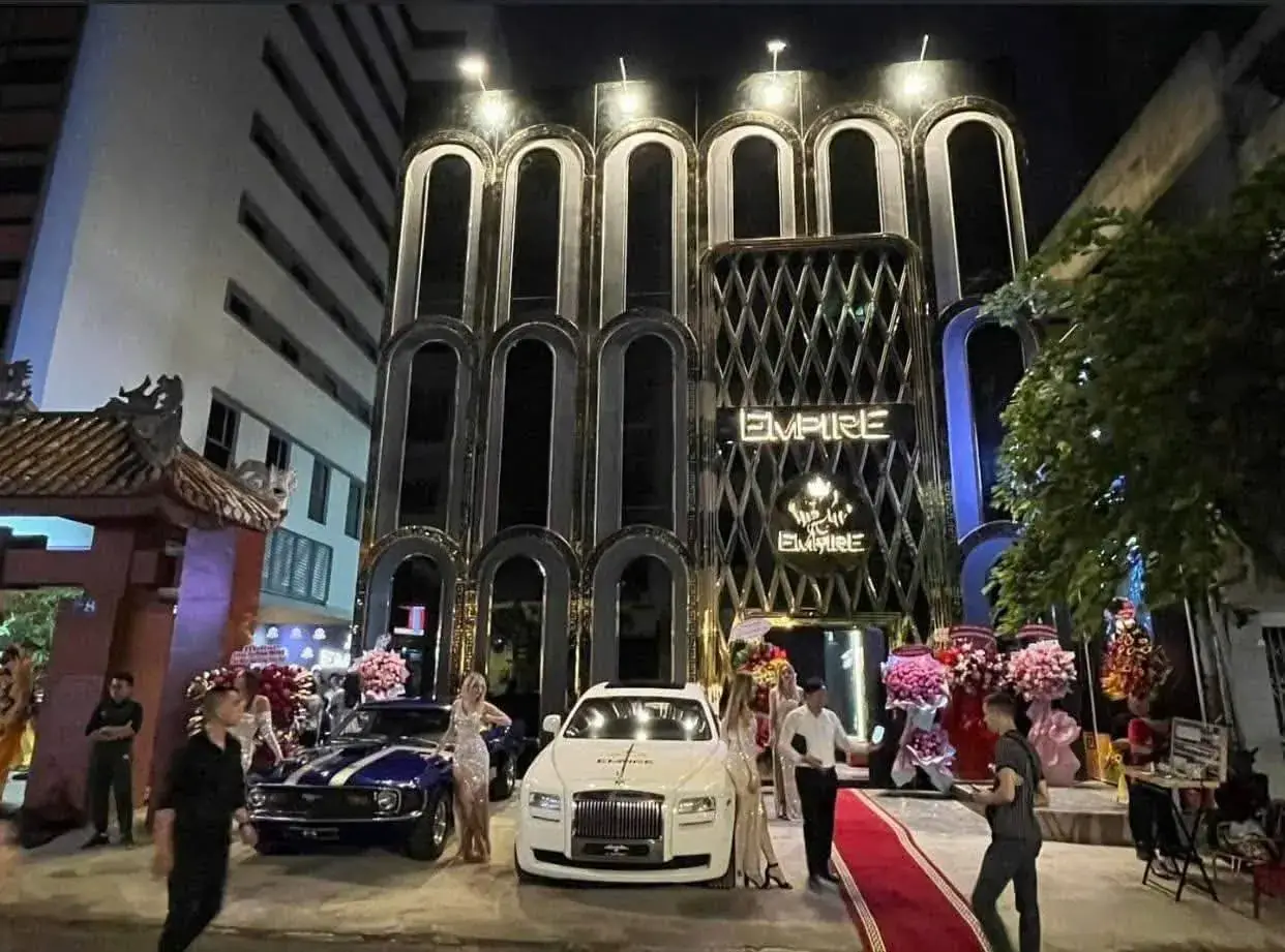 Mặt tiền Empire Club số 8 Nguyễn Văn Tráng về đêm, dãy cửa vòm đen và biển hiệu