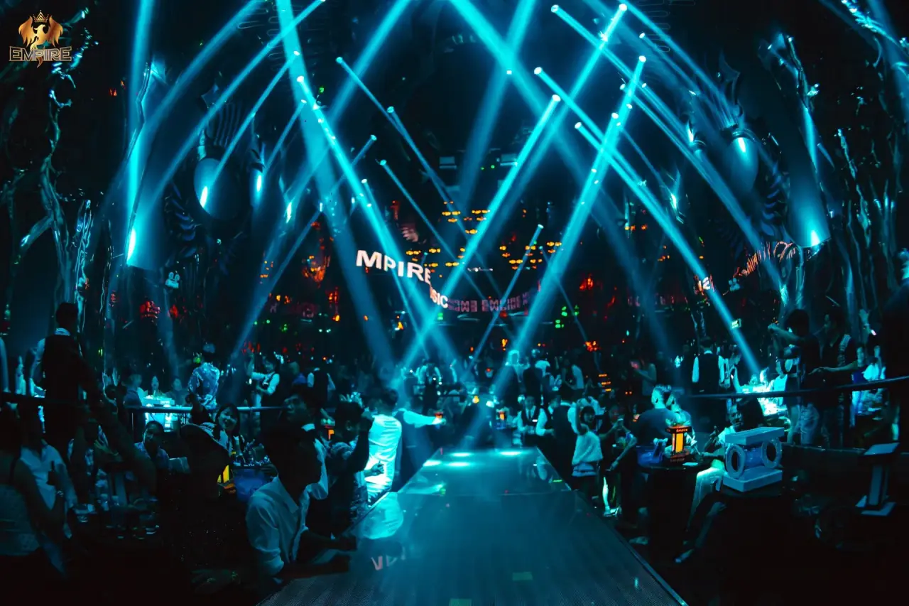 Chùm laser xanh quét chéo trên sàn nhảy Empire Club